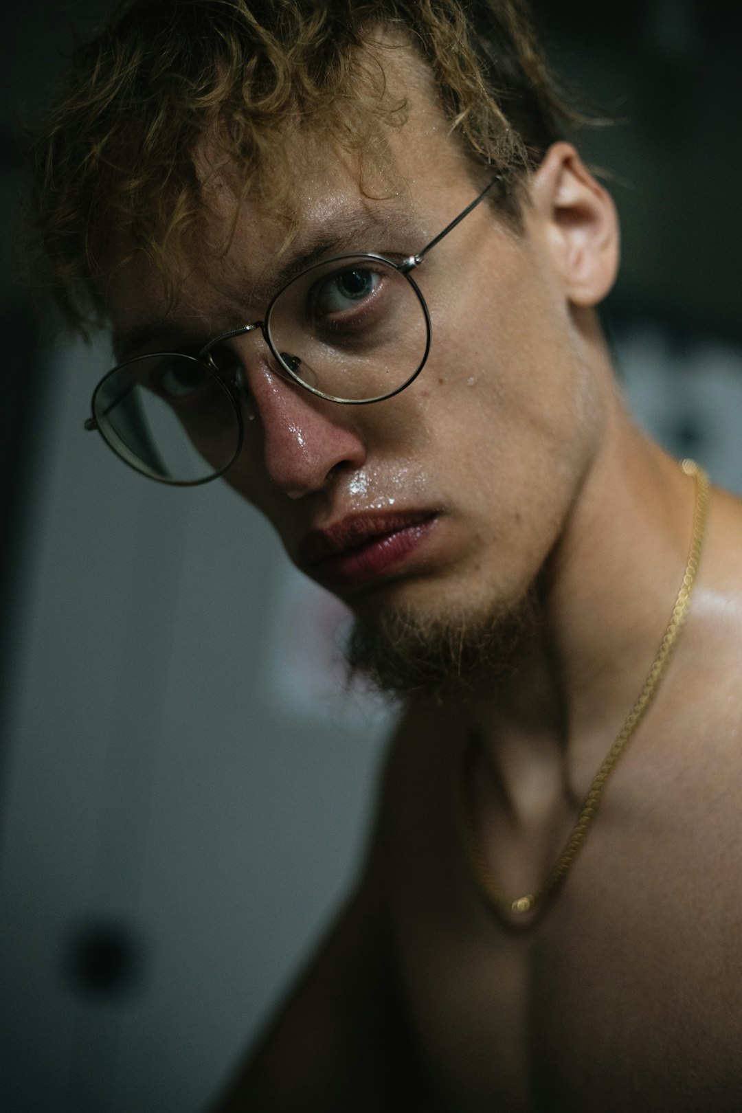 Mann mit schweißnassem Gesicht